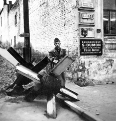 Ukrajna, Kijev, Tarasz Sevcsenko sugárút (ekkor Rownoerstraße)., 1942, Teller Ferenc, Gergelyi Béla, útjelző tábla, második világháború, utcanévtábla, harckocsi akadály, Fortepan #75412