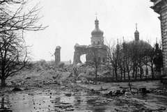 Ukrajna, Kijev, az ortodox Barlangkolostor (Pecserszka Lavra) területe, balra a Mária elszenderülése katedrális romjai, jobbra a Szent Antal és Feodoszij templom, 1941, Teller Ferenc, Jankovich Ignác, templom, háborús kár, második világháború, épületkár, Fortepan #75442