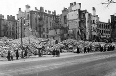 Ukrajna, Kijev, a Hrescsatik sugárút felrobbantott épületei, szemben a Gyetszkij Mir (Gyermekvilág) áruház., 1941, Teller Ferenc, Jankovich Ignác, második világháború, épületkár, Fortepan #75443