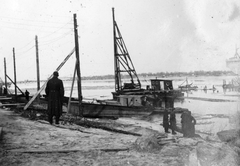 Ukrajna, Kijev, a Paton (ekkor Reichenau) híd építése a Dnyeper folyón. A távolban látszik a Jevgenyija Bos híd helyén a pontonhíd., 1941, Teller Ferenc, Jankovich Ignác, Fortepan #75469