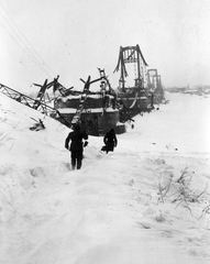 Ukrajna, Kijev, a szovjet hadsereg által felrobbantott Jevgenyija Bos híd roncsai a Dnyeper folyó felett., 1942, Teller Ferenc, Jankovich Ignác, tél, második világháború, hídépítés, Fortepan #75482