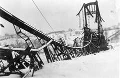 Ukrajna, Kijev, a szovjet hadsereg által felrobbantott Jevgenyija Bos híd roncsai a Dnyeper folyó felett., 1942, Teller Ferenc, Jankovich Ignác, háborús kár, második világháború, hídroncs, Fortepan #75487