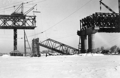 Ukrajna, Kijev, a Paton (ekkor Reichenau) híd építése a Dnyeper folyón, mögötte a Návodnyicki híd maradványai., 1942, Teller Ferenc, Jankovich Ignác, második világháború, hídroncs, hídépítés, Fortepan #75488