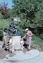 Magyarország, Gellérthegy, Budapest XI., játszótér a Gellért Gyógyfürdővel szemben a mai Szabó Dezső sétányon. Hamupipőke kútszobor (Kallós Ede, 1931.)., 1939, Fortepan, színes, kút, szobor, nők, életkép, nyár, gyerekek, Budapest, Fortepan #75501