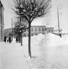 Magyarország, Makó, Széchenyi tér, Hősök szobra a Korona szálló előtt., 1937, Fortepan, tél, hó, járókelő, főtér, Fortepan #7551