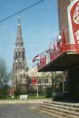 Magyarország, Budapest XIII., Béke tér, szemben a Szent László-templom, jobbra a Kerületi Tanács (később Önkormányzat) épülete., 1983, Kristek Pál, színes, zászló, katolikus, neogótika, Budapest, Petrovácz Gyula-terv, Fortepan #75531