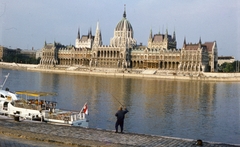 Magyarország, Budapest, Parlament a Batthyány tér felől nézve., 1975, Kristek Pál, hajó, színes, horgászat, Steindl Imre-terv, vörös csillag, országház, neogótika, vízibusz, Hullám hajó, eklektikus építészet, Fortepan #75533