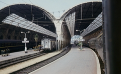 France, Nice, pályaudvar., 1969, Kristek Pál, train station, place-name signs, Louis-Jules Bouchot-design, Fortepan #75566