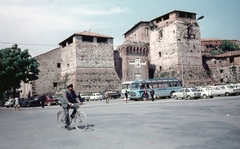 Olaszország, Rimini, Piazza Malatesta, Castel Sismondo., 1970, Kristek Pál, kerékpár, kastély, színes, autóbusz, Filippo Brunelleschi-terv, Sigismondo Pandolfo Malatesta-terv, parkoló, Fortepan #75576