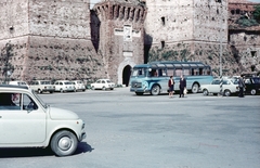 Olaszország, Rimini, Piazza Malatesta, Castel Sismondo., 1970, Kristek Pál, kastély, színes, autóbusz, Fiat-márka, automobil, Fiat 850, Fiat 500, Filippo Brunelleschi-terv, Fiat 125, Sigismondo Pandolfo Malatesta-terv, Fortepan #75579