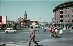 Olaszország, Ravenna, Piazza Luigi Carlo Farini a Viale Farini felé nézve., 1970, Kristek Pál, színes, plakát, politikai dekoráció, katolikus, gótika, Fiat 850, Fiat 500, román stílus, Ókeresztény Építészet, gyalogátkelő, Fortepan #75586