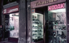 Olaszország, Nápoly, a Galleria Umberto I. üzletsorának részlete, 1970, Kristek Pál, színes, kirakat, átjáró, Kodak-márka, házszám, Agfa-márka, fotószaküzlet, Fortepan #75590