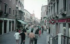 Olaszország, Velence, Strada Nuova a Ponte Nuovo San Felice felől nézve. Háttérben a Chiesa dei Santi Apostoli di Cristo tornya., 1970, Kristek Pál, templom, színes, gyógyszertár, Agfa-márka, Fortepan #75601