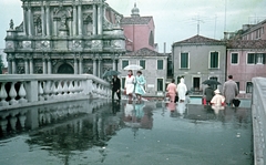 Olaszország, Velence, Ponte degli Scalzi, balra a Chiesa di Santa Maria di Nazareth., 1970, Kristek Pál, templom, színes, esernyő, barokk-stílus, esőkabát, katolikus, eső, kőhíd, ívhíd, Eugenio Miozzi-terv, Baldassare Longhena-terv, Fortepan #75604