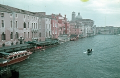 Olaszország, Velence, Canal Grande a Ponte degli Scalzi-ról nézve, háttérben a Chiesa di San Geremia., 1970, Kristek Pál, hajó, templom, színes, motorcsónak, kupola, neoklasszicizmus, Carlo Corbellini-terv, Fortepan #75605