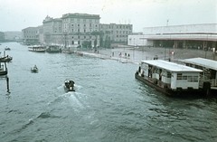 Olaszország, Velence, Canal Grande a Ponte degli Scalzi-ról nézve. Szemben a Santa Lucia pályaudvar eredeti főépülete, jobbra az új pályaudvar., 1970, Kristek Pál, színes, motorcsónak, pályaudvar, hajóállomás, Fortepan #75606