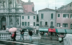 Olaszország, Velence, Ponte degli Scalzi, balra a Chiesa di Santa Maria di Nazareth., 1970, Kristek Pál, templom, színes, lépcső, esernyő, barokk-stílus, katolikus, eső, kőhíd, ívhíd, Eugenio Miozzi-terv, Baldassare Longhena-terv, Fortepan #75607