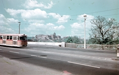 Magyarország, Budapest, Erzsébet híd pesti hídfő, háttérben a Budavári Palota (korábban Királyi Palota)., 1970, Kristek Pál, színes, villamos, lámpaoszlop, FVV CSM-2/CSM-4, Fortepan #75623