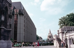 Magyarország, budai Vár, Budapest I., a Hilton szálló és a Halászbástya a Mátyás-templomtól nézve., 1984, Kristek Pál, színes, szálloda, taxi, Lada-márka, modern építészet, Budapest, Pintér Béla-terv, Fortepan #75633