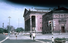 Magyarország, Budapest XIV., Hősök tere, Műcsarnok., 1965, Kristek Pál, színes, jelzőlámpa, Volkswagen-márka, múzeum, Volkswagen Typ2, Budapest, Schickedanz Albert-terv, neoklasszicizmus, Fortepan #75643