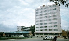 Magyarország, Tapolca, Hősök tere, balra a Bauxit étterem és eszpresszó., 1974, Kristek Pál, színes, utcakép, életkép, étterem, útépítés, kézikocsi, Fortepan #75660