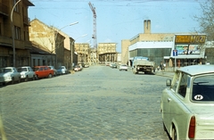 Magyarország, Nyíregyháza, Szabadság tér, szemben az épülő művelődési ház., 1979, Fülöp Imre, színes, Trabant-márka, építkezés, mozi, neon lámpa, országjelzés, Fortepan #75798