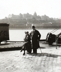 Magyarország, Budapest V., pesti alsó rakpart, háttérben a Királyi Palota (később Budavári Palota)., 1919, Péchy László, keménykalap, rakpart, sétabot, Budapest, Fortepan #75859