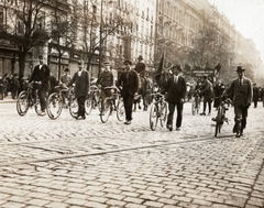 Magyarország, Budapest VII., Rákóczi út, 1919. május 1-i felvonulás. Balra a 4. számú épület, Szálloda és Hotel a Fehér Hattyúhoz., 1919, Péchy László, kerékpár, zászló, felvonulás, Tanácsköztársaság, Budapest, sínpálya, Fortepan #75872