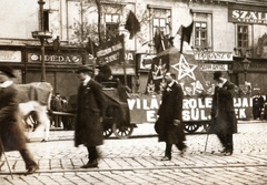 Magyarország, Budapest VII., Rákóczi út, 1919. május 1-i felvonulás. Háttérben a 4. számú épület, Szálloda és Hotel a Fehér Hattyúhoz., 1919, Péchy László, politikai dekoráció, vörös csillag, Tanácsköztársaság, jelmondat, Budapest, pódiumautó, Fortepan #75873