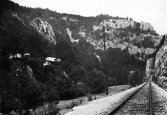 Romania,Transylvania, Vadu Crișului, Sebes-Körös a Révi-szorosban, a Zichy-barlang közelében., 1910, Péchy László, pylon, shore, hillside, rock, rails, Fortepan #75875