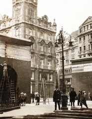 Magyarország, Budapest V., Ferenciek tere, az 1919. május 1-i ünnepség dekorációi., 1919, Péchy László, lámpaoszlop, Tanácsköztársaság, Budapest, Fortepan #75876