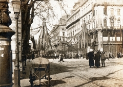 Magyarország, Budapest V., Kossuth Lajos utca május 1-i dekorációja az Astoria kereszteződésből nézve., 1919, Péchy László, plakát, zászló, járókelő, Tanácsköztársaság, Budapest, Fortepan #75880