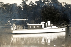 Magyarország,Balaton, Siófok, Tihany (Presto) motoros yacht., 1913, Péchy László, portré, kalap, zászló, víztükör, nő, vízpart, gőzhajó, Tihany hajó, Fortepan #75910