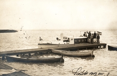 Magyarország,Balaton, Siófok, a Balatoni Kikötők m. kir. Felügyelőségének Tihany (1913) nevű motoros yachtja., 1913, Péchy László, zászló, csoportkép, víztükör, csónak, stég, címer, vízpart, gőzhajó, vitorla, Tihany hajó, Fortepan #75911