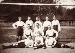 Ausztria, Kismarton, Császári és Királyi Katonai Főreáliskola (később Martin Kaszárnya), futballcsapat a sportpályán., 1912, Péchy László, labdarúgás, csoportkép, futballcsapat, kadét, ülés keresztbe tett lábakkal, csípőre tett kéz, könyökölni, földön ülés, Fortepan #75960