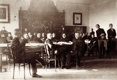 Austria, Eisenstadt, Császári és Királyi Katonai Főreáliskola (később Martin Kaszárnya), oktatóterem., 1912, Péchy László, tableau, interior, caricature, board, cadet, military academy, table, uniform, chair, Fortepan #75977