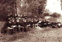 Ausztria, Kismarton, Császári és Királyi Katonai Főreáliskola (később Martin Kaszárnya), rajzóra a parkban., 1912, Péchy László, csoportkép, kadét, egyenruha, park, rajz, Fortepan #75978