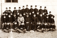 Romania,Transylvania, Târgu Mureș, a Katonai alreáliskola hallgatói és oktatói., 1910, Péchy László, school, uniform, tableau, soldier, medal, sword, teacher, shako, cadet, cross-legged sitting, Fortepan #75985