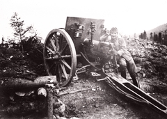 Ukraine,Zakarpattia Oblast, Yasinia, lövegállás a település közelében, a Hryhoriwka-hegyen., 1917, Péchy László, First World War, cannon, ordnance, prop up the head, Fortepan #76010