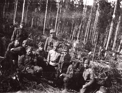 Ukraine,Zakarpattia Oblast, Yasinia, pihenő a település közelében, a Hryhoriwka-hegyen., 1917, Péchy László, First World War, tableau, soldier, fraternization, Fortepan #76016