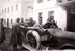 Olaszország, Chiusaforte, Via Roma 44. és 46., 1918, Péchy László, első világháború, csoportkép, automobil, duda, pótkerék, Fortepan #76031