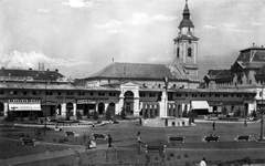 Ukrajna,Kárpátalja, Beregszász, Hősök tere (Piac tér), háttérben a református templom., 1940, Fortepan, templom, tér, cipőbolt, Fortepan #76058