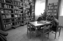 1984, Erdei Katalin, uniform, reading, ladder, soldier, bookshelf, library, Hungarian soldier, Fortepan #76065