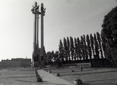 Lengyelország, Gdańsk, az 1970-es munkás sztrájk leverése során meghalt áldozatok emlékműve a Hajógyár főbejáratánál., 1990, Erdei Katalin, emlékmű, hajógyártás, sólya, Szolidaritás Független Szakszervezet, Fortepan #76158