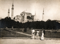 Törökország, Isztambul, Hagia Sophia., 1937, PRL, szabadidő, kirándulás, park, csoportkép, nők, nyár, férfi, kerítés, mecset, székesegyház, Fortepan #76187