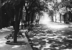 Hungary, Budapest V., Semmelweis utca a Kossuth Lajos utca felé nézve., 1955, PRL, sunshine, street view, genre painting, ad pillar, alley, phone booth, shadow, Budapest, Fortepan #76203