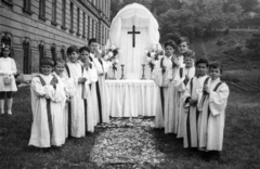 Hungary, Budapest XI., Villányi út, József Attila (később Budai Ciszterci Szent Imre) Gimnázium és a Szent Imre templom közötti park., 1955, PRL, high school, procession, altar, cross, Budapest, Cistercian Order, Neo-Baroque-style, Gyula Wälder-design, Fortepan #76206