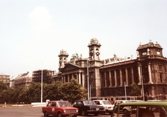 Hungary, Budapest V., Kossuth Lajos tér, Igazságügyi Palota (ekkor Néprajzi Múzeum és az MSZMP Párttörténeti Intézete)., 1984, PRL, colorful, Soviet brand, GAZ-brand, taxicab, Lada-brand, car park, Alajos Hauszmann-design, automobile, scaffolding, eclectic architecture, Budapest, Fortepan #76213