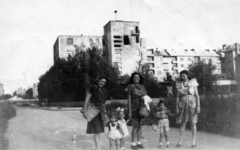 Magyarország, Budapest XI., Diószegi út a Tas vezér utca felé nézve, jobbra a Zsombolyai utca torkolata. Középen a XI. kerületi tűzoltóság., 1947, PRL, Budapest, gyerek, mosoly, hölgy, anya, kézenfogva, Fortepan #76221