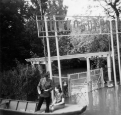 Magyarország, Budapest III., a Pünkösdfürdői Strand bejárata árvíz idején., 1965, PRL, rendőr, árvíz, csónak, igazoltatás, postaláda, Budapest, Fortepan #76226